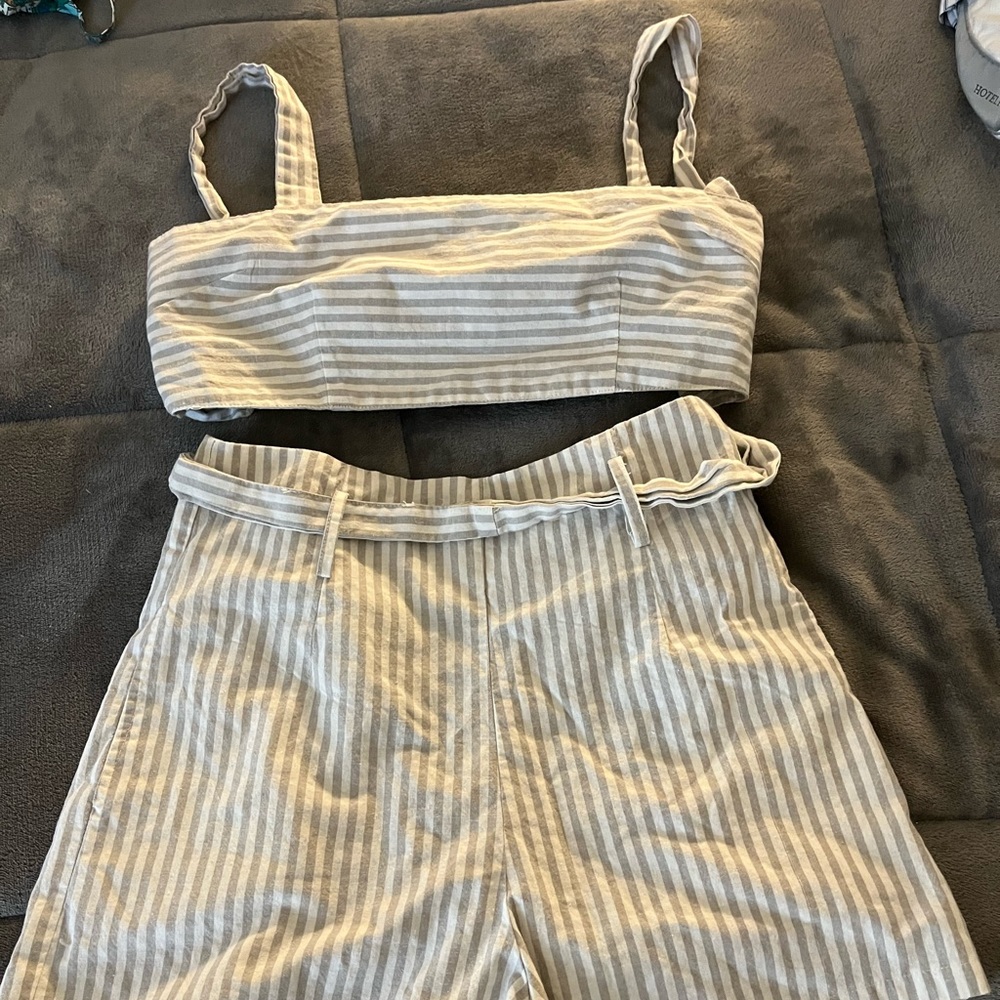 It’s a SET! Brand: SHEIN Size: Small Color: Grey and White
